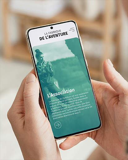 Création du site internet de l'association La Fabrique de l'Aventure. Présentation de la version responsive sur un mobile.